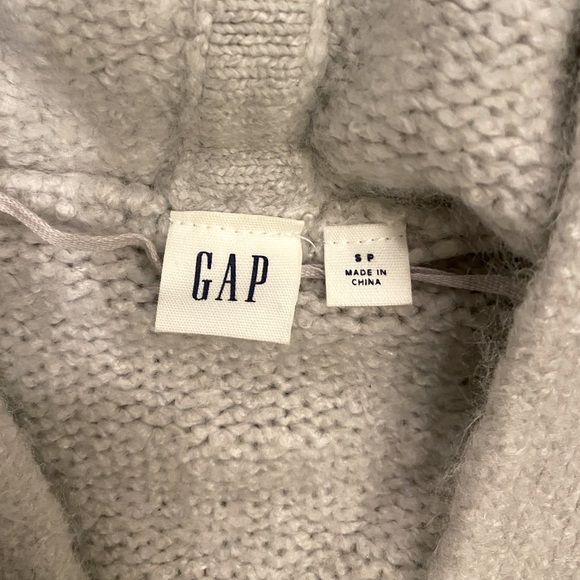 Size small GAP cardigan - Picture 2 of 2